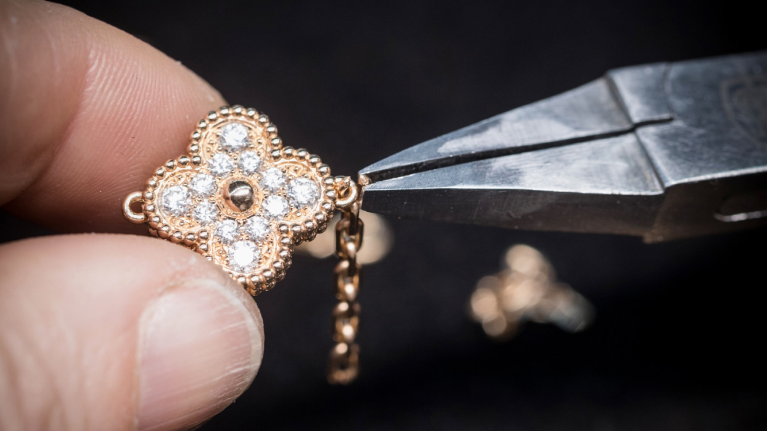 The making of a Van Cleef & Arpels Alhambra piece (Van Cleef & Arpels) The making of a Van Cleef & Arpels Alhambra piece